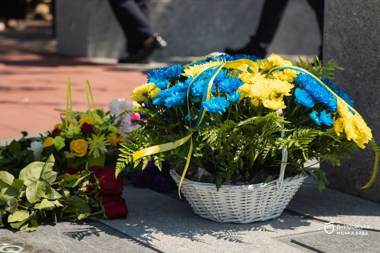 В Днепре открыли первый районный мемориал в честь защитников Украины, погибших в борьбе с российской агрессией В Днепре открыли первый районный мемориал в честь защитников Украины, погибших в борьбе с российской агрессией