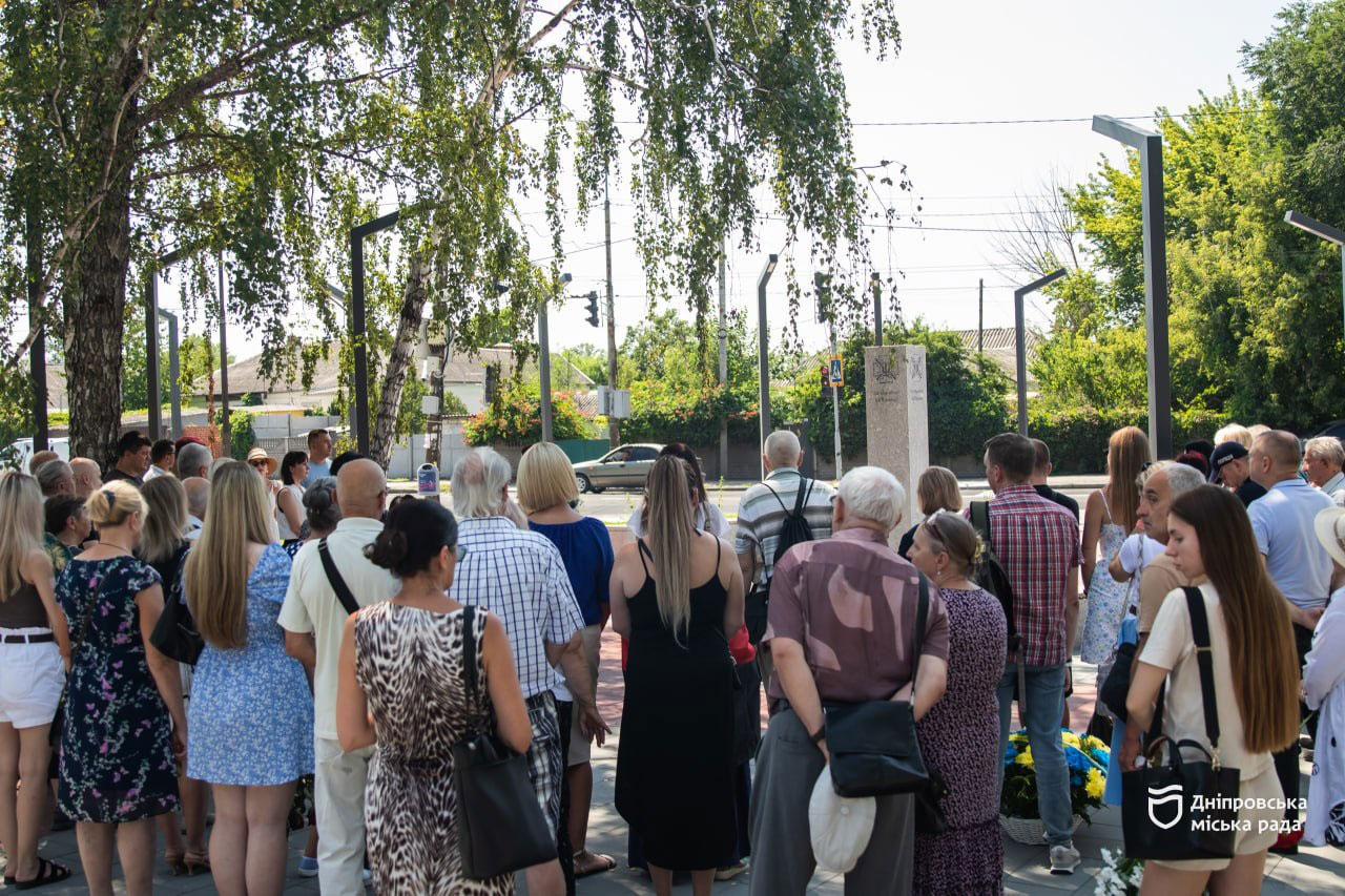 В Днепре открыли первый районный мемориал в честь защитников Украины, погибших в борьбе с российской агрессией В Днепре открыли первый районный мемориал в честь защитников Украины, погибших в борьбе с российской агрессией