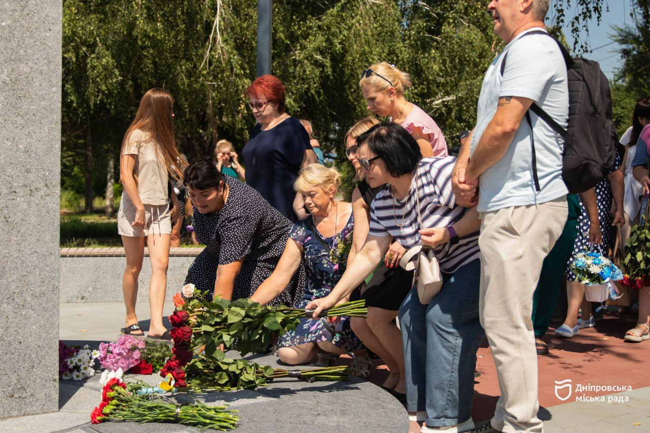 В Днепре открыли первый районный мемориал в честь защитников Украины, погибших в борьбе с российской агрессией В Днепре открыли первый районный мемориал в честь защитников Украины, погибших в борьбе с российской агрессией