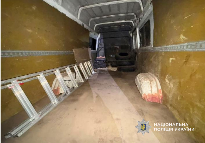 В Синельниковском районе военные подозреваются в краже медного кабеля с железнодорожной сети: полиция обнаружила микроавтобус и спецоборудование В Синельниковском районе военные подозреваются в краже медного кабеля с железнодорожной сети: полиция обнаружила микроавтобус и спецоборудование