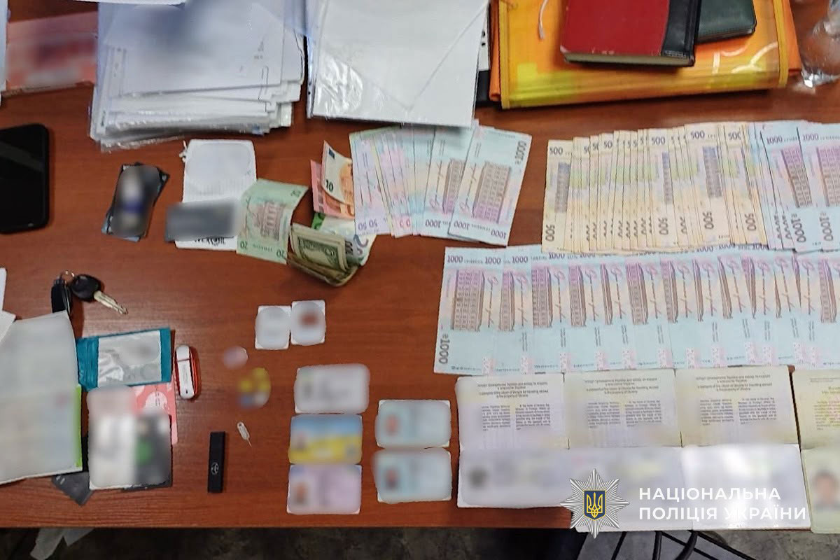 В Кривом Роге задержали мужчину за продажу автомобилей, ввезенных как гуманитарная помощь для ВСУ В Кривом Роге задержали мужчину за продажу автомобилей, ввезенных как гуманитарная помощь для ВСУ
