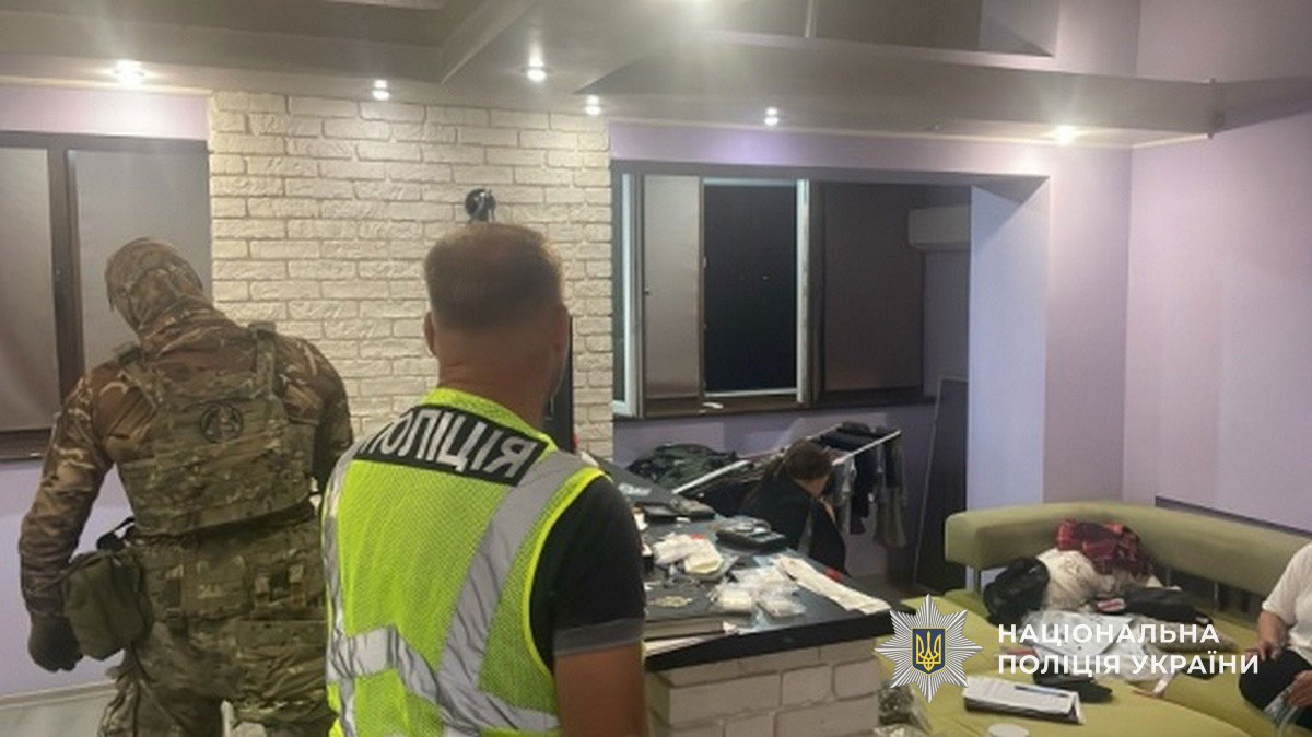 В Днепре раскрыли предполагаемый канал оптового сбыта наркотиков: изъяты вещества, оружие и средства конспирации В Днепре раскрыли предполагаемый канал оптового сбыта наркотиков: изъяты вещества, оружие и средства конспирации