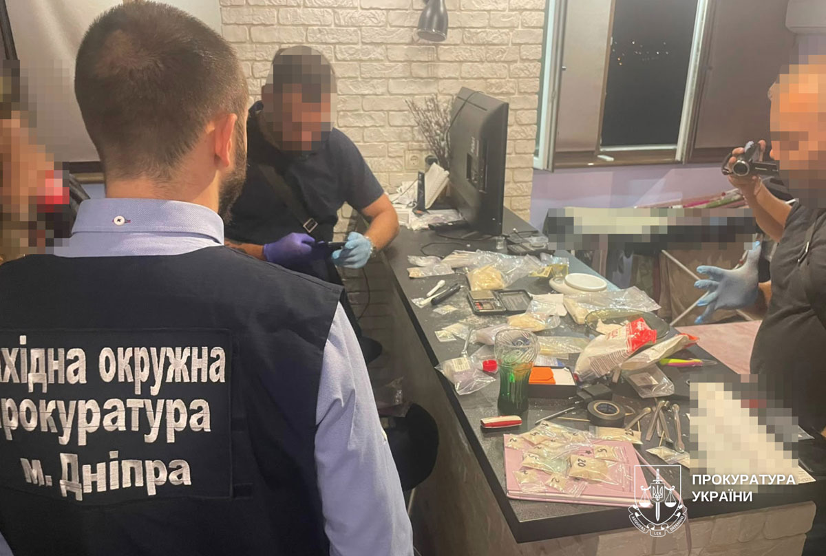 В Днепре раскрыли предполагаемый канал оптового сбыта наркотиков: изъяты вещества, оружие и средства конспирации В Днепре раскрыли предполагаемый канал оптового сбыта наркотиков: изъяты вещества, оружие и средства конспирации