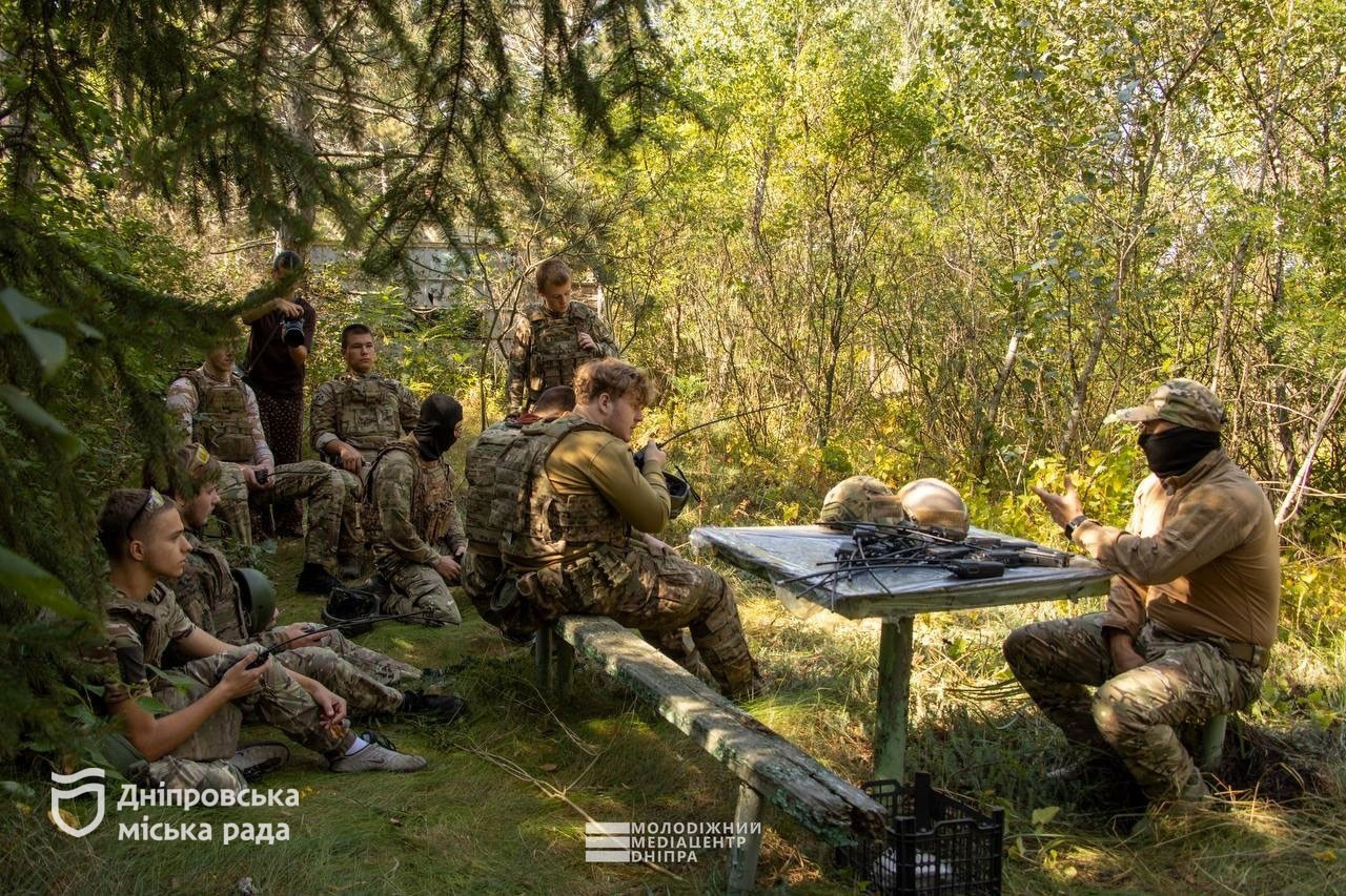 В Днепре прошёл крупнейший молодёжный военный тренинг «Нация непокорённых»: 140 участников освоили навыки, которые спасают жизни В Днепре прошёл крупнейший молодёжный военный тренинг «Нация непокорённых»: 140 участников освоили навыки, которые спасают жизни