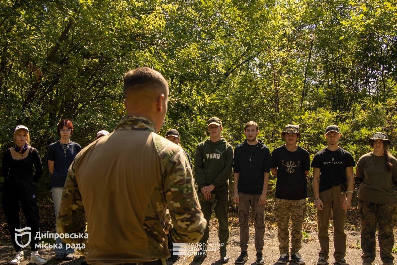 В Днепре прошёл крупнейший молодёжный военный тренинг «Нация непокорённых»: 140 участников освоили навыки, которые спасают жизни В Днепре прошёл крупнейший молодёжный военный тренинг «Нация непокорённых»: 140 участников освоили навыки, которые спасают жизни