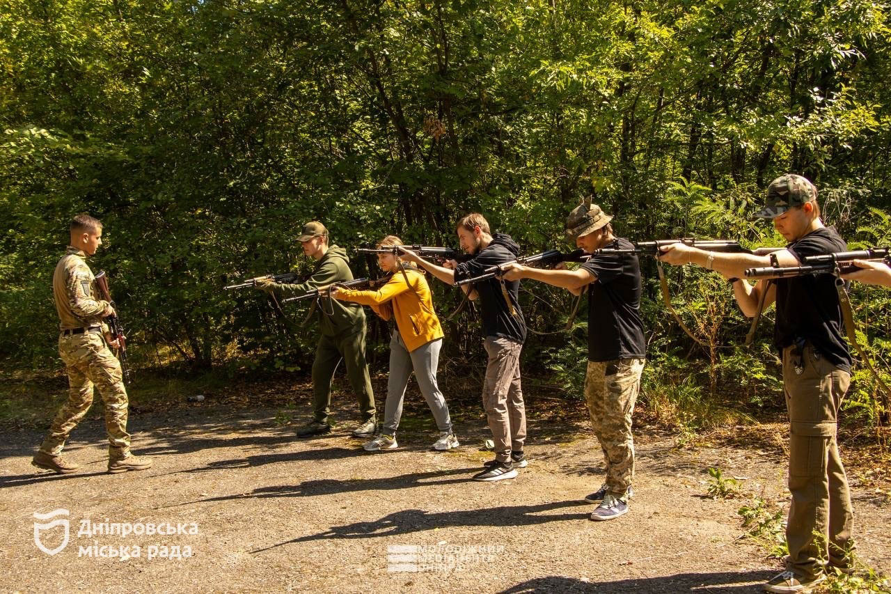 В Днепре прошёл крупнейший молодёжный военный тренинг «Нация непокорённых»: 140 участников освоили навыки, которые спасают жизни В Днепре прошёл крупнейший молодёжный военный тренинг «Нация непокорённых»: 140 участников освоили навыки, которые спасают жизни