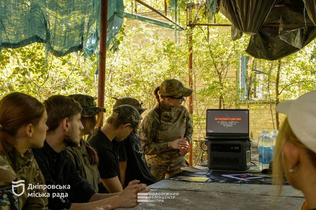 В Днепре прошёл крупнейший молодёжный военный тренинг «Нация непокорённых»: 140 участников освоили навыки, которые спасают жизни В Днепре прошёл крупнейший молодёжный военный тренинг «Нация непокорённых»: 140 участников освоили навыки, которые спасают жизни