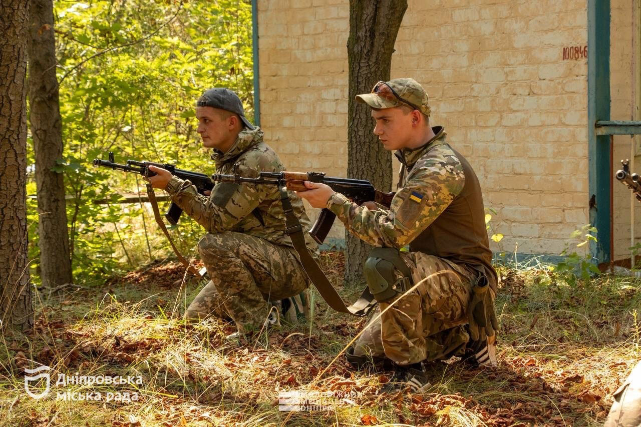В Днепре прошёл крупнейший молодёжный военный тренинг «Нация непокорённых»: 140 участников освоили навыки, которые спасают жизни В Днепре прошёл крупнейший молодёжный военный тренинг «Нация непокорённых»: 140 участников освоили навыки, которые спасают жизни