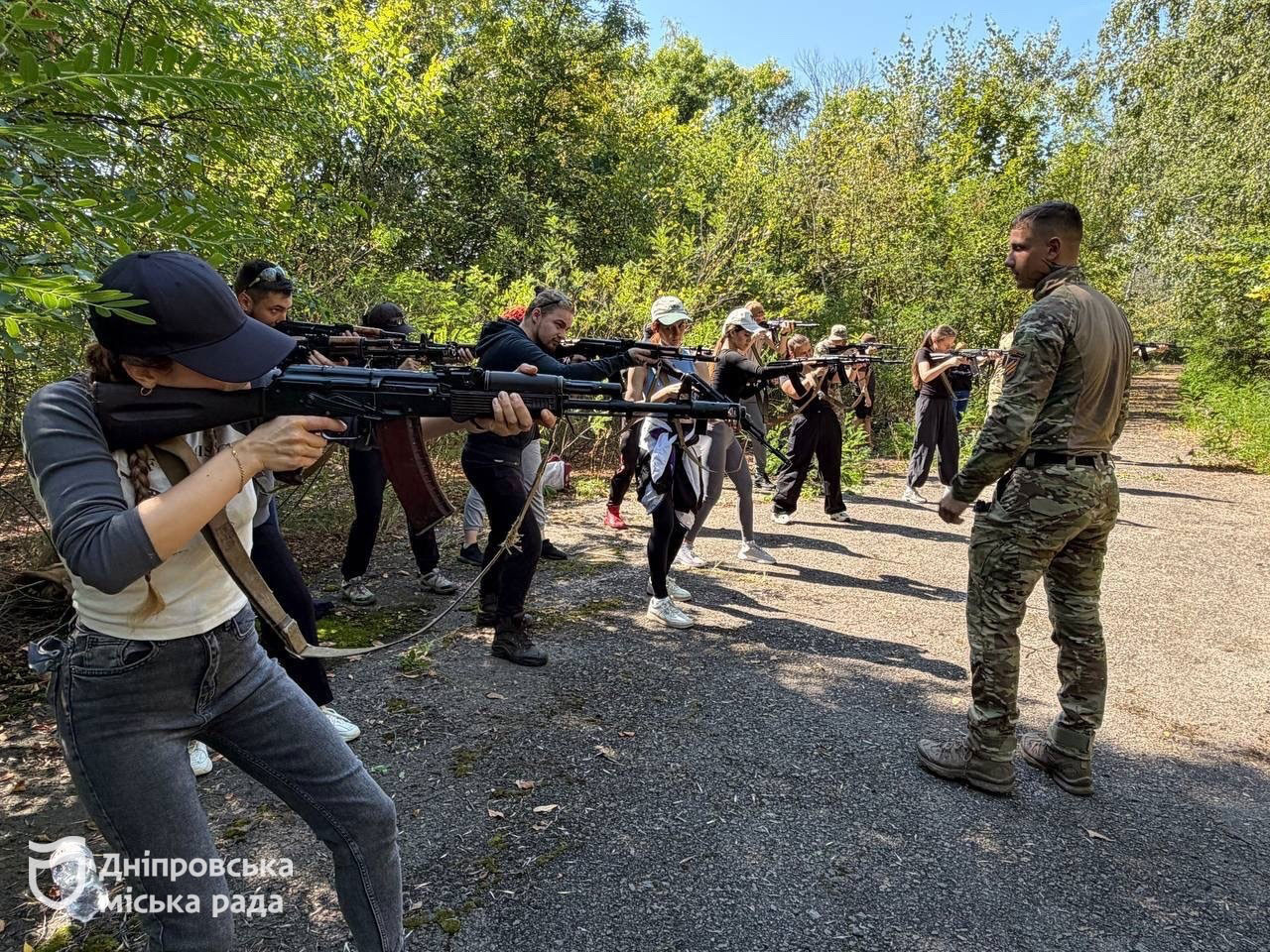 В Днепре прошёл крупнейший молодёжный военный тренинг «Нация непокорённых»: 140 участников освоили навыки, которые спасают жизни В Днепре прошёл крупнейший молодёжный военный тренинг «Нация непокорённых»: 140 участников освоили навыки, которые спасают жизни