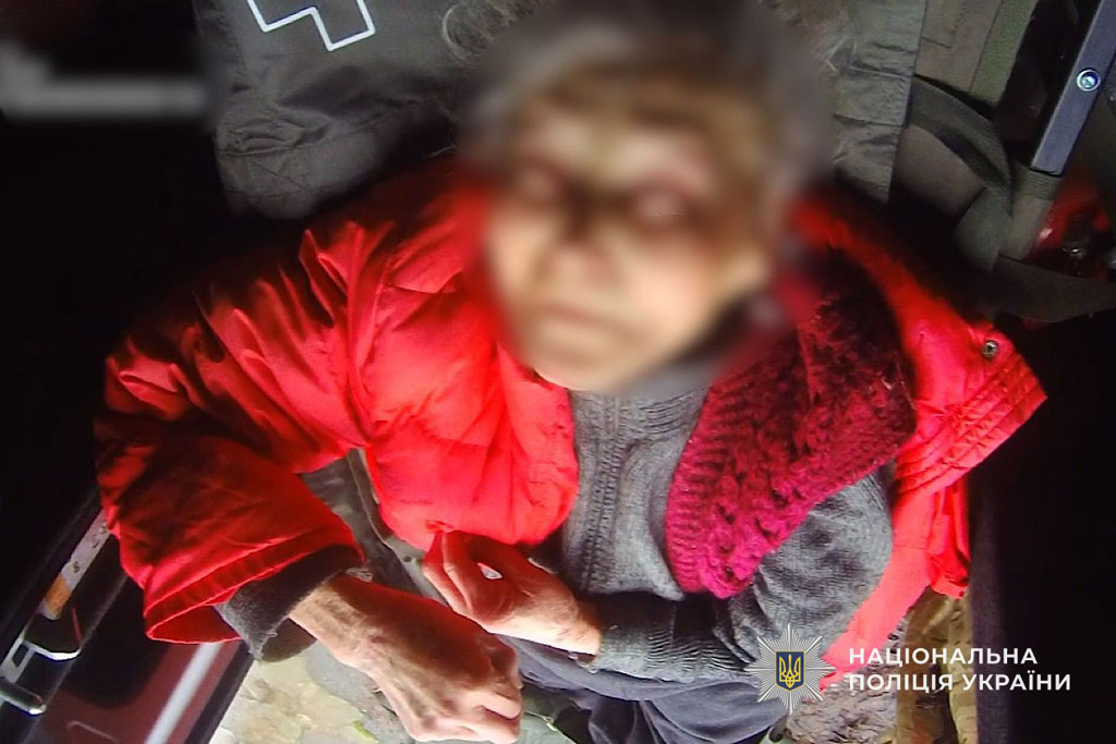 полицейские «Белые Ангелы» вывезли 90-летнюю женщину из разбитой береговой линии Никополя полицейские «Белые Ангелы» вывезли 90-летнюю женщину из разбитой береговой линии Никополя