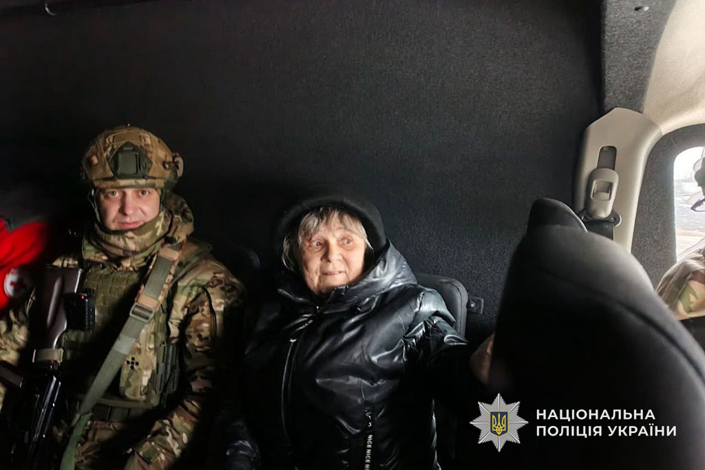 полицейские экипажа «Белые ангелы» эвакуировали из Никополя пожилую женщину полицейские экипажа «Белые ангелы» эвакуировали из Никополя пожилую женщину