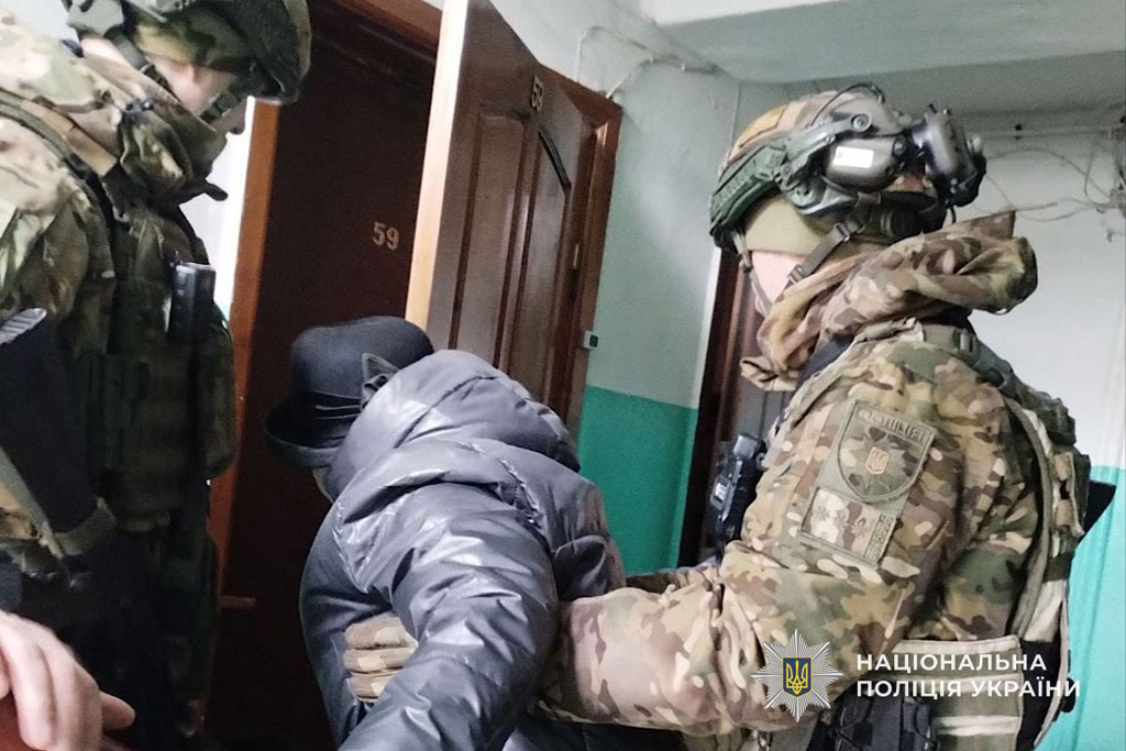 полицейские экипажа «Белые ангелы» эвакуировали из Никополя пожилую женщину полицейские экипажа «Белые ангелы» эвакуировали из Никополя пожилую женщину