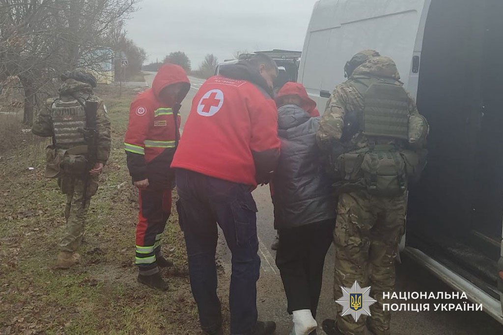 полицейские экипажа «Белые ангелы» эвакуировали из Никополя пожилую женщину полицейские экипажа «Белые ангелы» эвакуировали из Никополя пожилую женщину
