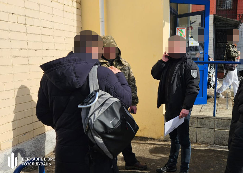За 5 тысяч долларов фиктивный статус иностранца военнообязанным. В Днепре ГБР задержало одного из руководителей миграционной службы и адвоката За 5 тысяч долларов фиктивный статус иностранца военнообязанным. В Днепре ГБР задержало одного из руководителей миграционной службы и адвоката