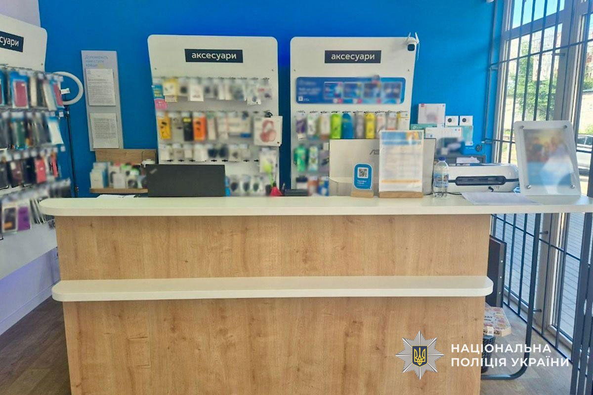 В Днепре продавца магазина техники подозревают в серии краж смартфонов на сумму более 122 тысяч гривен В Днепре продавца магазина техники подозревают в серии краж смартфонов на сумму более 122 тысяч гривен