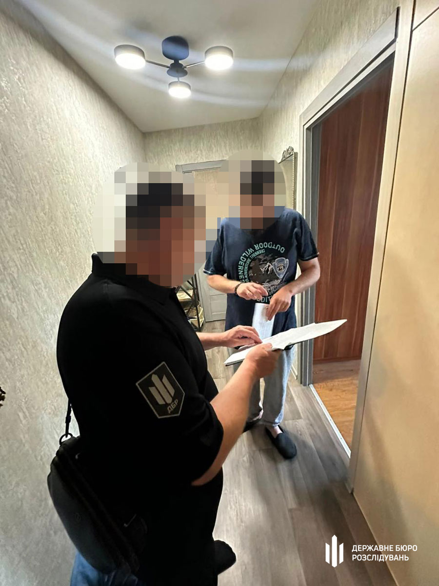 В Днепропетровской области разоблачили схему незаконного вывоза мужчин за границу: чиновники миграционной службы превращали украинцев в «иностранцев» В Днепропетровской области разоблачили схему незаконного вывоза мужчин за границу: чиновники миграционной службы превращали украинцев в «иностранцев»