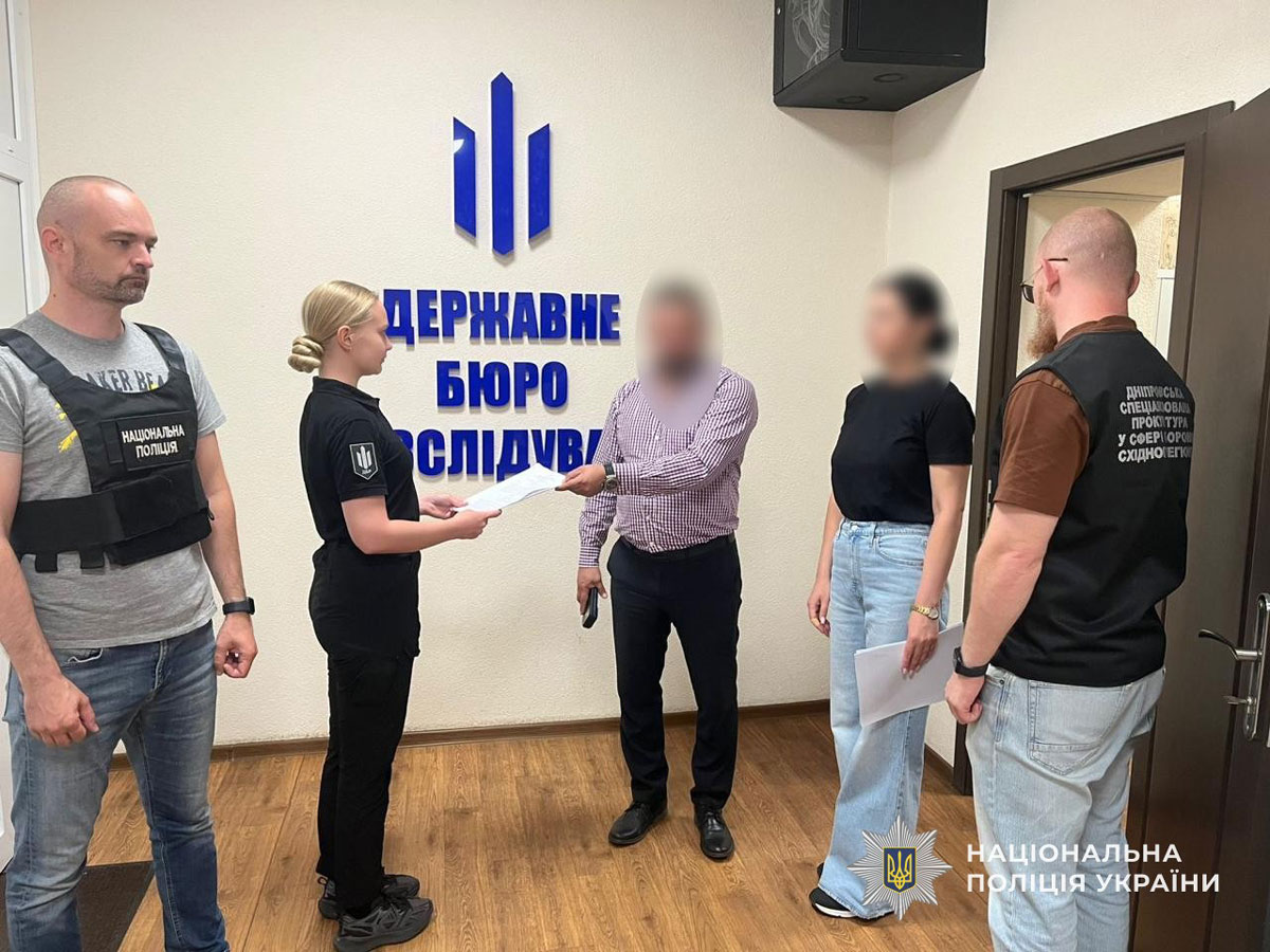 В Днепропетровской области разоблачили схему незаконного вывоза мужчин за границу: чиновники миграционной службы превращали украинцев в «иностранцев» В Днепропетровской области разоблачили схему незаконного вывоза мужчин за границу: чиновники миграционной службы превращали украинцев в «иностранцев»