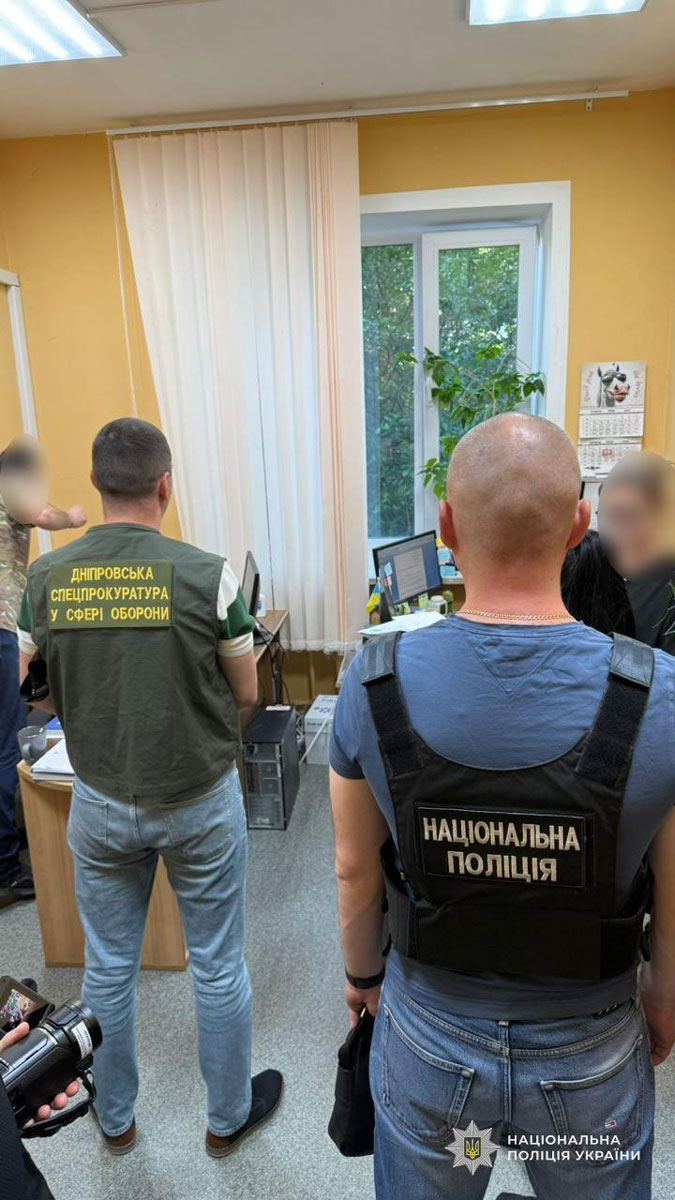 В Днепропетровской области разоблачили схему незаконного вывоза мужчин за границу: чиновники миграционной службы превращали украинцев в «иностранцев» В Днепропетровской области разоблачили схему незаконного вывоза мужчин за границу: чиновники миграционной службы превращали украинцев в «иностранцев»