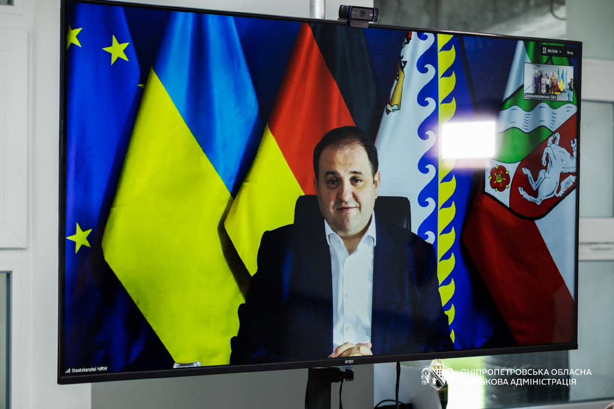 Министр федеральных и европейских дел, международных дел и средств массовой информации, глава Государственной канцелярии федеральной земли Северный Рейн-Вестфалия Натанаэль Лиминские Министр федеральных и европейских дел, международных дел и средств массовой информации, глава Государственной канцелярии федеральной земли Северный Рейн-Вестфалия Натанаэль Лиминские