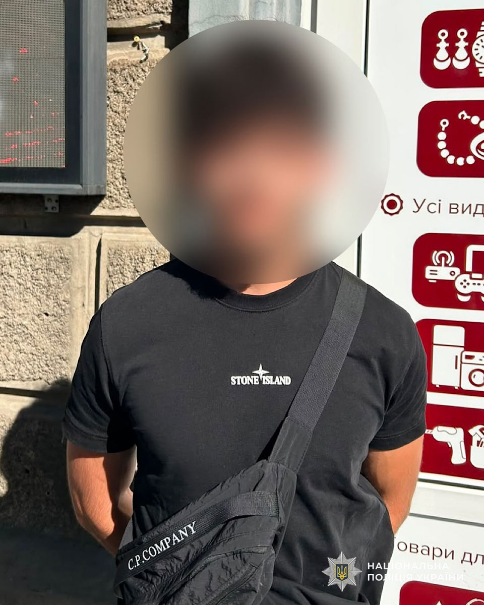 В Днепре задержали подозреваемых в уличном ограблении женщины: похищенную золотую цепочку нашли в ломбарде В Днепре задержали подозреваемых в уличном ограблении женщины: похищенную золотую цепочку нашли в ломбарде