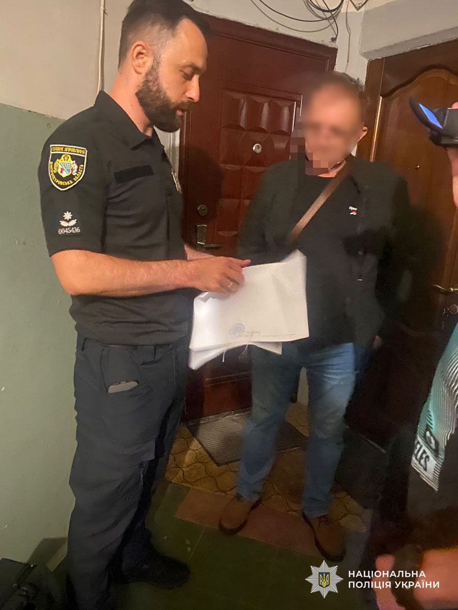 В Днепре задержали сотрудников ТЦК по подозрению в вымогательстве денег у военнообязанных В Днепре задержали сотрудников ТЦК по подозрению в вымогательстве денег у военнообязанных