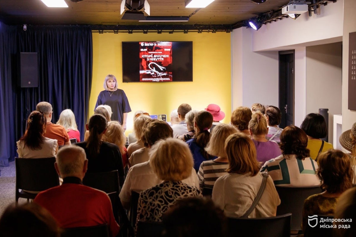 Разбивая тишину: в Днепре открылась выставка, возвращающая из забвения имена жертв политических репрессий Разбивая тишину: в Днепре открылась выставка, возвращающая из забвения имена жертв политических репрессий