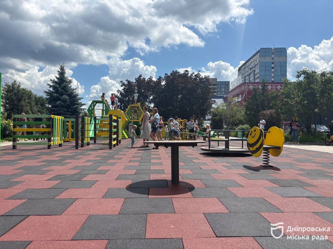 В Днепре открыли обновленную детскую площадку с уникальным игровым комплексом, которого больше нет в городе В Днепре открыли обновленную детскую площадку с уникальным игровым комплексом, которого больше нет в городе