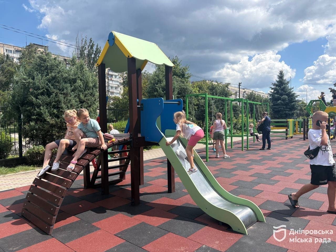 В Днепре открыли обновленную детскую площадку с уникальным игровым комплексом, которого больше нет в городе В Днепре открыли обновленную детскую площадку с уникальным игровым комплексом, которого больше нет в городе