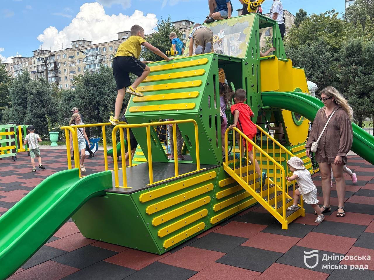 В Днепре открыли обновленную детскую площадку с уникальным игровым комплексом, которого больше нет в городе В Днепре открыли обновленную детскую площадку с уникальным игровым комплексом, которого больше нет в городе