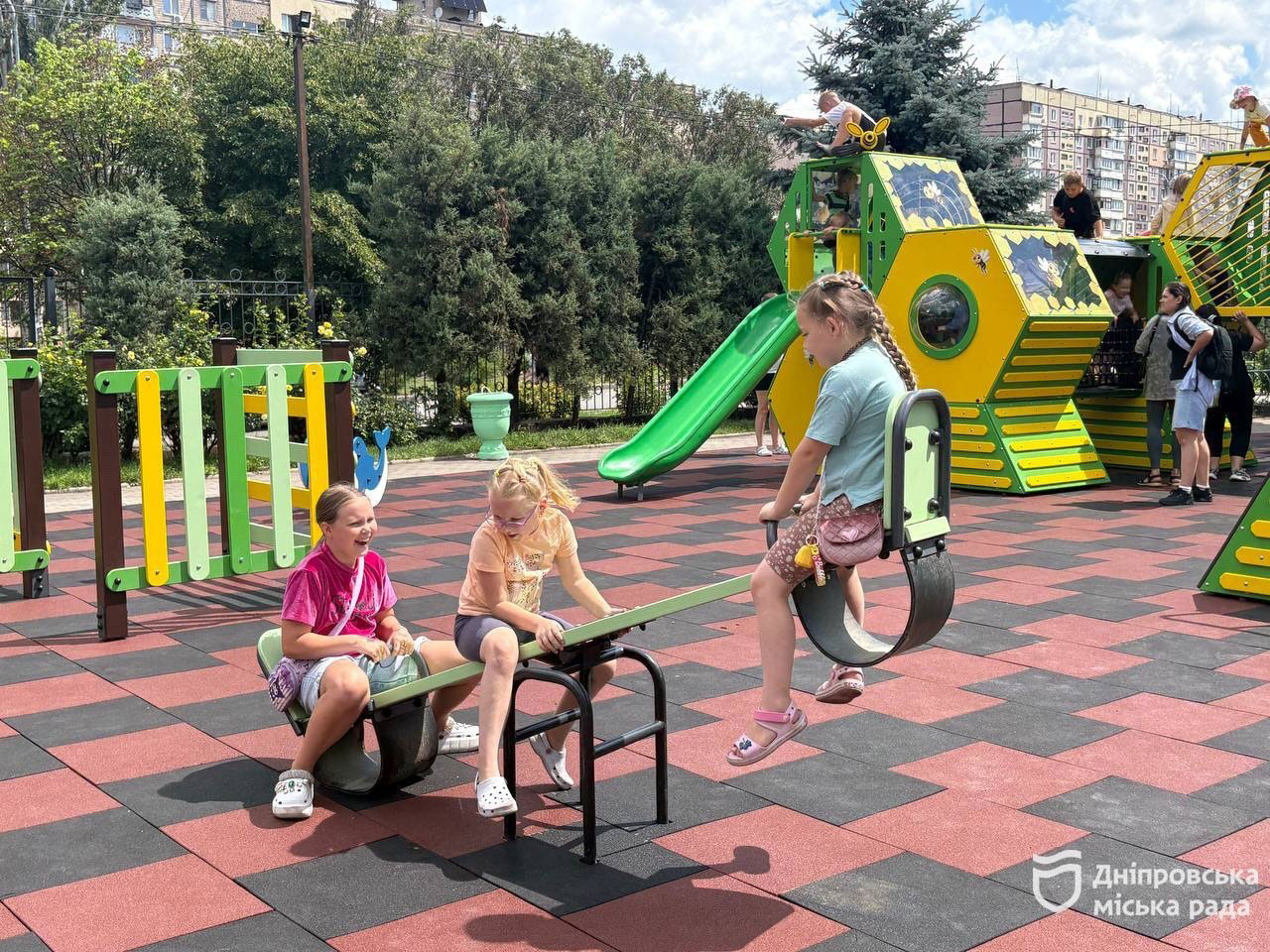 В Днепре открыли обновленную детскую площадку с уникальным игровым комплексом, которого больше нет в городе В Днепре открыли обновленную детскую площадку с уникальным игровым комплексом, которого больше нет в городе