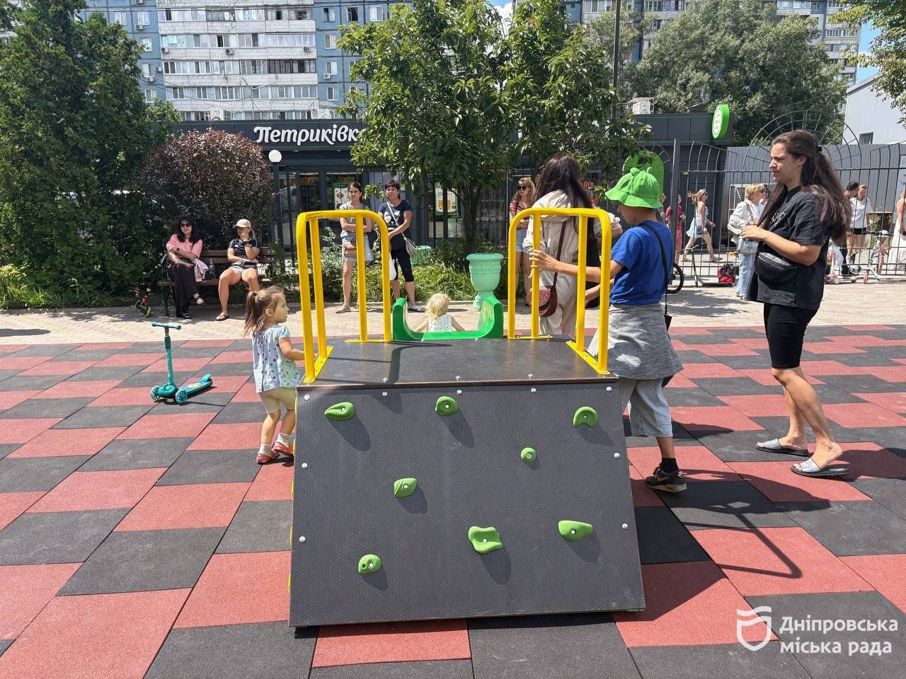 В Днепре открыли обновленную детскую площадку с уникальным игровым комплексом, которого больше нет в городе В Днепре открыли обновленную детскую площадку с уникальным игровым комплексом, которого больше нет в городе