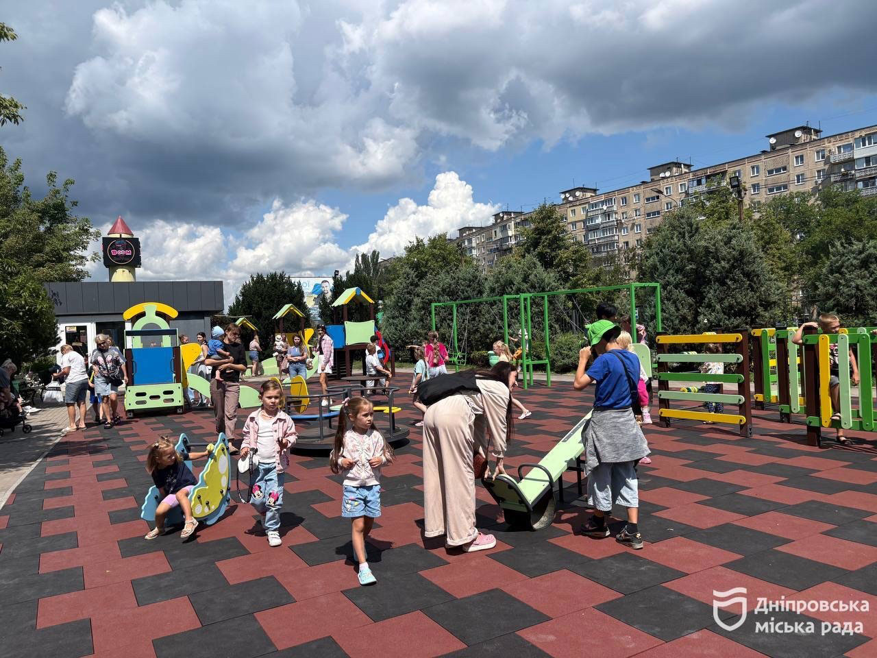 В Днепре открыли обновленную детскую площадку с уникальным игровым комплексом, которого больше нет в городе В Днепре открыли обновленную детскую площадку с уникальным игровым комплексом, которого больше нет в городе