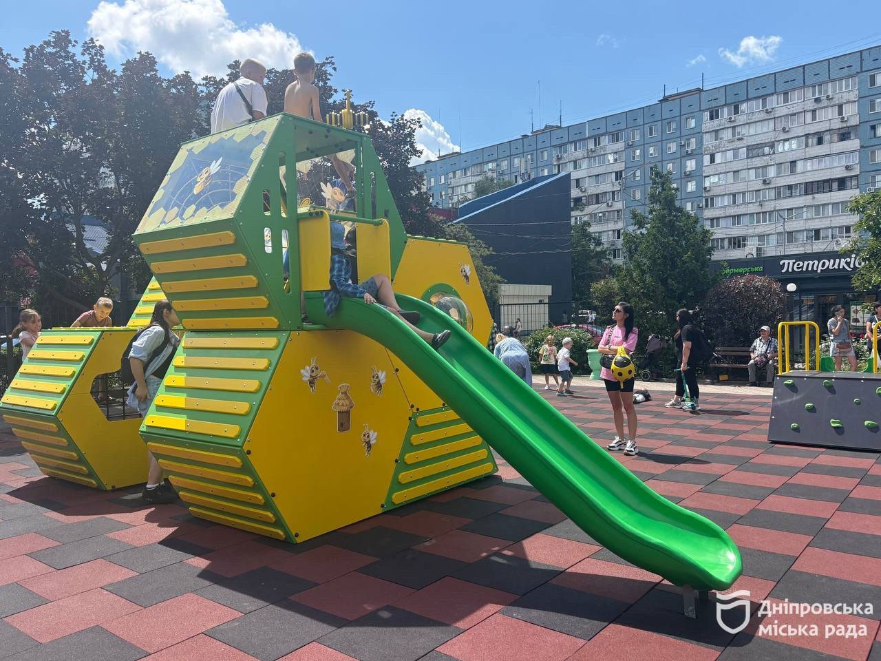 В Днепре открыли обновленную детскую площадку с уникальным игровым комплексом, которого больше нет в городе В Днепре открыли обновленную детскую площадку с уникальным игровым комплексом, которого больше нет в городе