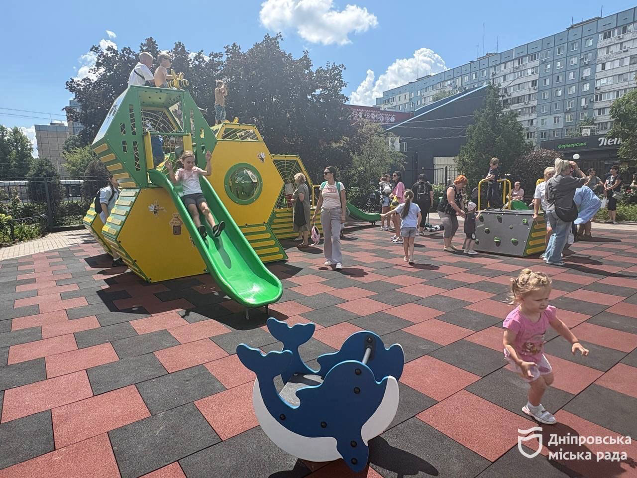 В Днепре открыли обновленную детскую площадку с уникальным игровым комплексом, которого больше нет в городе В Днепре открыли обновленную детскую площадку с уникальным игровым комплексом, которого больше нет в городе
