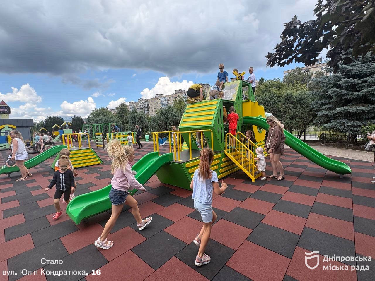 В Днепре открыли обновленную детскую площадку с уникальным игровым комплексом, которого больше нет в городе В Днепре открыли обновленную детскую площадку с уникальным игровым комплексом, которого больше нет в городе