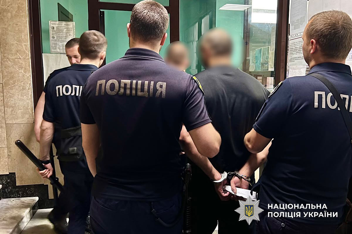 В Днепре задержали группу подозреваемых в дерзкой краже сейфа с деньгами В Днепре задержали группу подозреваемых в дерзкой краже сейфа с деньгами