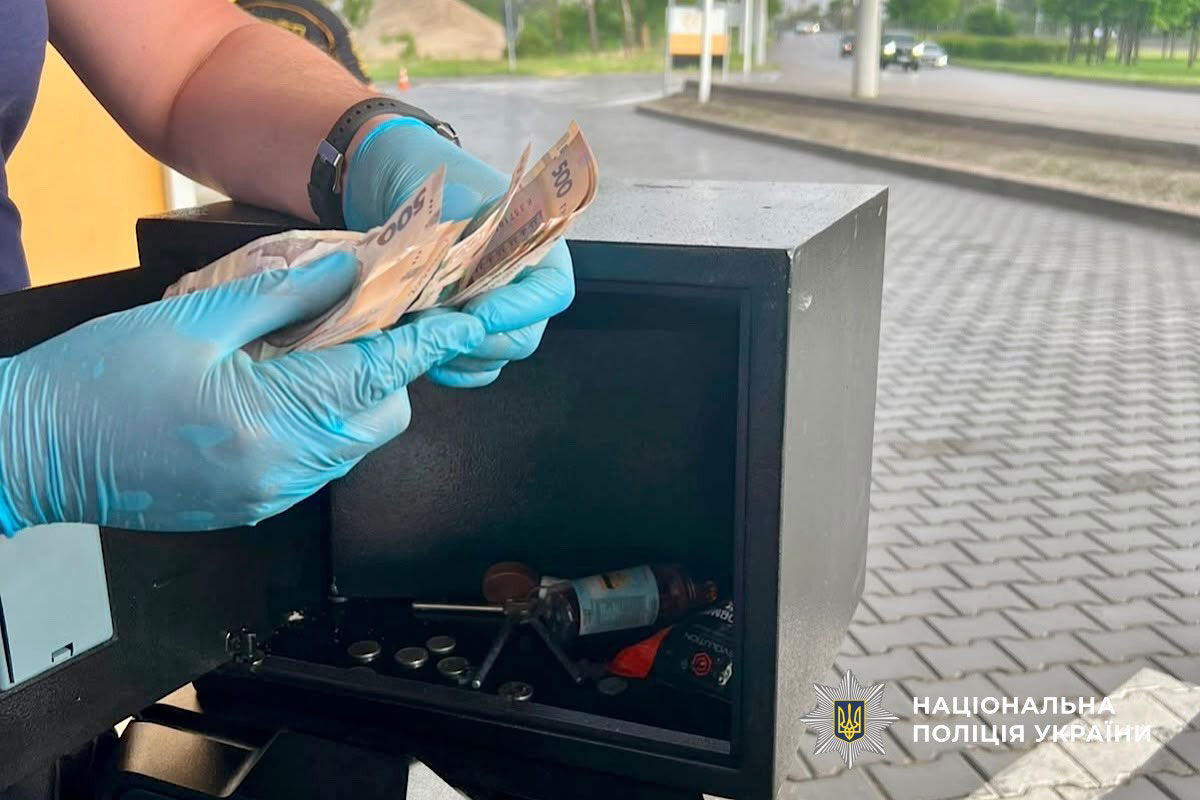 В Днепре задержали группу подозреваемых в дерзкой краже сейфа с деньгами В Днепре задержали группу подозреваемых в дерзкой краже сейфа с деньгами
