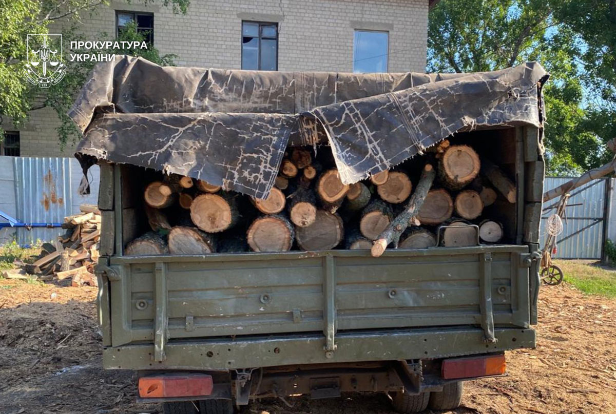 На Днепропетровщине разоблачили группу «черных лесорубов»: ущерб государству приблизился к 700 тысячам гривен На Днепропетровщине разоблачили группу «черных лесорубов»: ущерб государству приблизился к 700 тысячам гривен