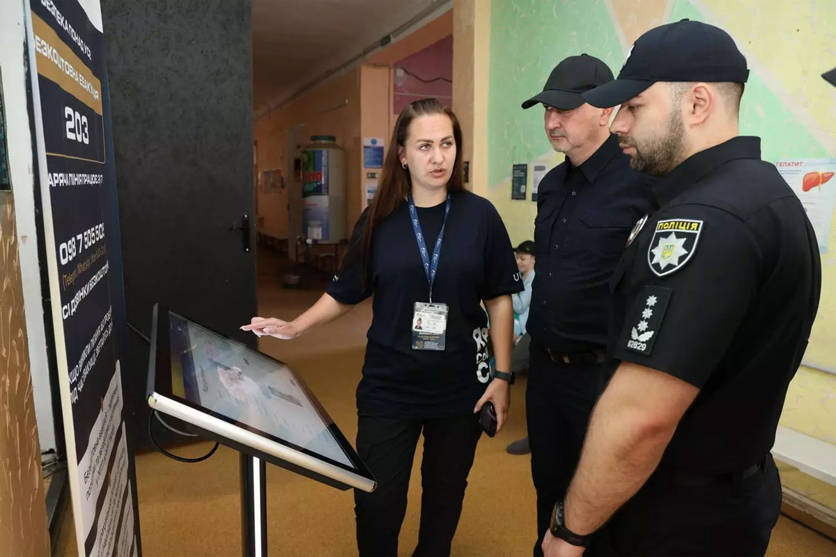 Эвакуация под обстрелами: как на Днепропетровщине помогают переселенцам из прифронтовых районов Эвакуация под обстрелами: как на Днепропетровщине помогают переселенцам из прифронтовых районов