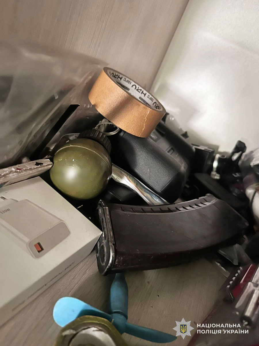 На Синельниковщине военнослужащий бросал гранаты с балкона многоэтажки: что известно о происшествии На Синельниковщине военнослужащий бросал гранаты с балкона многоэтажки: что известно о происшествии