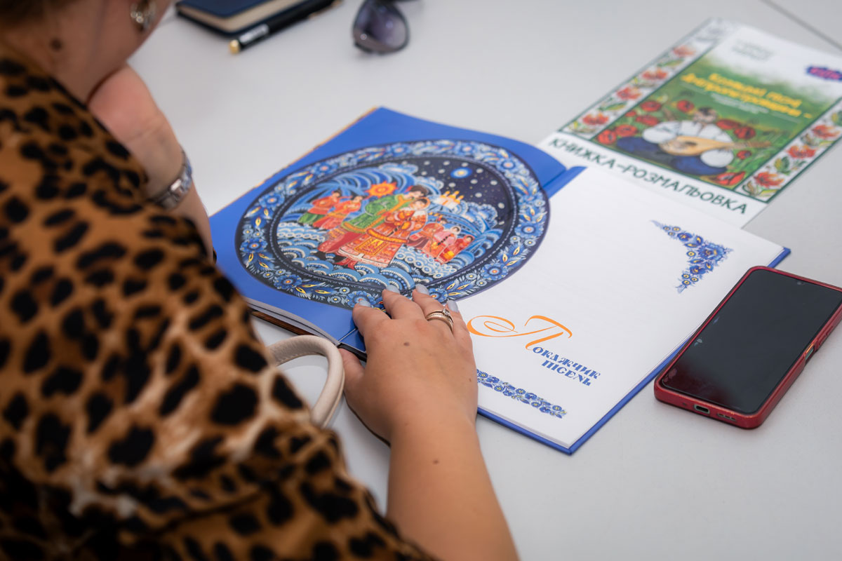 В Днепропетровской области представили уникальную книгу о казацких песнях и объявили два конкурса по сохранению культурного наследия В Днепропетровской области представили уникальную книгу о казацких песнях и объявили два конкурса по сохранению культурного наследия