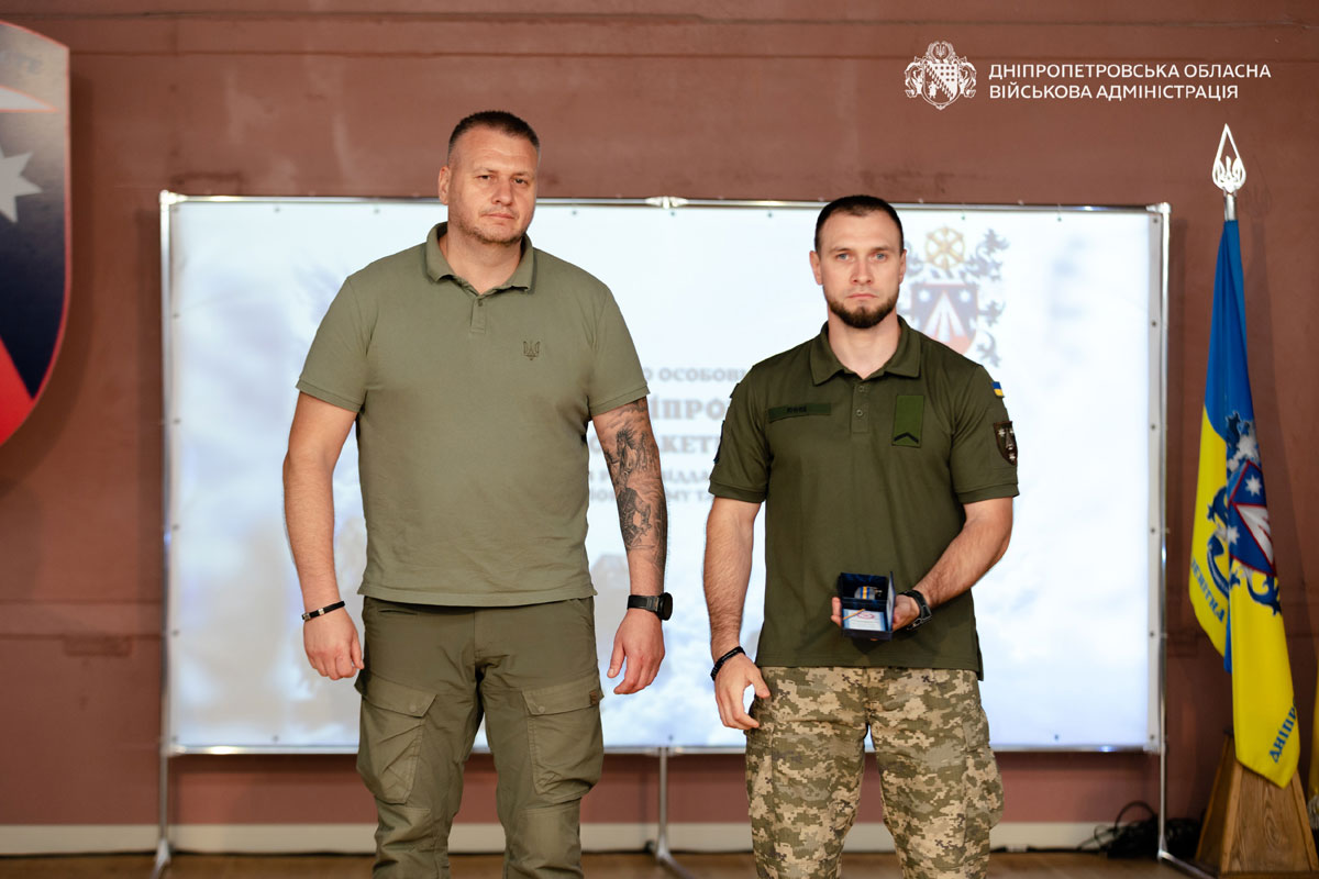 старший такелажник Дмитрий Кныш получил нагрудный знак «Відзнака Дніпропетровщини» старший такелажник Дмитрий Кныш получил нагрудный знак «Відзнака Дніпропетровщини»