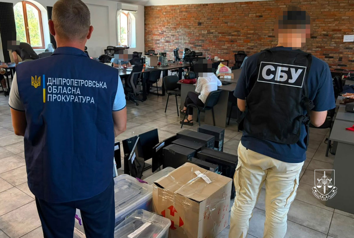 В Днепре разоблачили сеть мошеннических call-центров: изъяты сотни компьютеров, Starlink, криптокошельки и более 600 тысяч гривен В Днепре разоблачили сеть мошеннических call-центров: изъяты сотни компьютеров, Starlink, криптокошельки и более 600 тысяч гривен