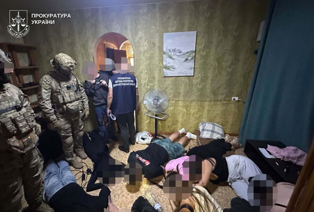 В Днепре разоблачили сеть мошеннических call-центров: изъяты сотни компьютеров, Starlink, криптокошельки и более 600 тысяч гривен В Днепре разоблачили сеть мошеннических call-центров: изъяты сотни компьютеров, Starlink, криптокошельки и более 600 тысяч гривен