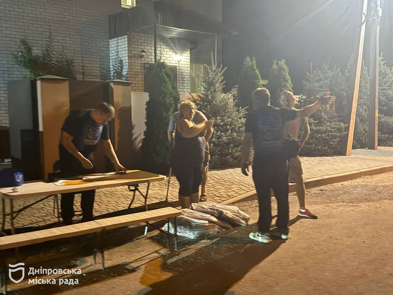В Днепре после атаки 1 сентября повреждены 12 домов: выбито около 100 окон, жители получили травмы В Днепре после атаки 1 сентября повреждены 12 домов: выбито около 100 окон, жители получили травмы