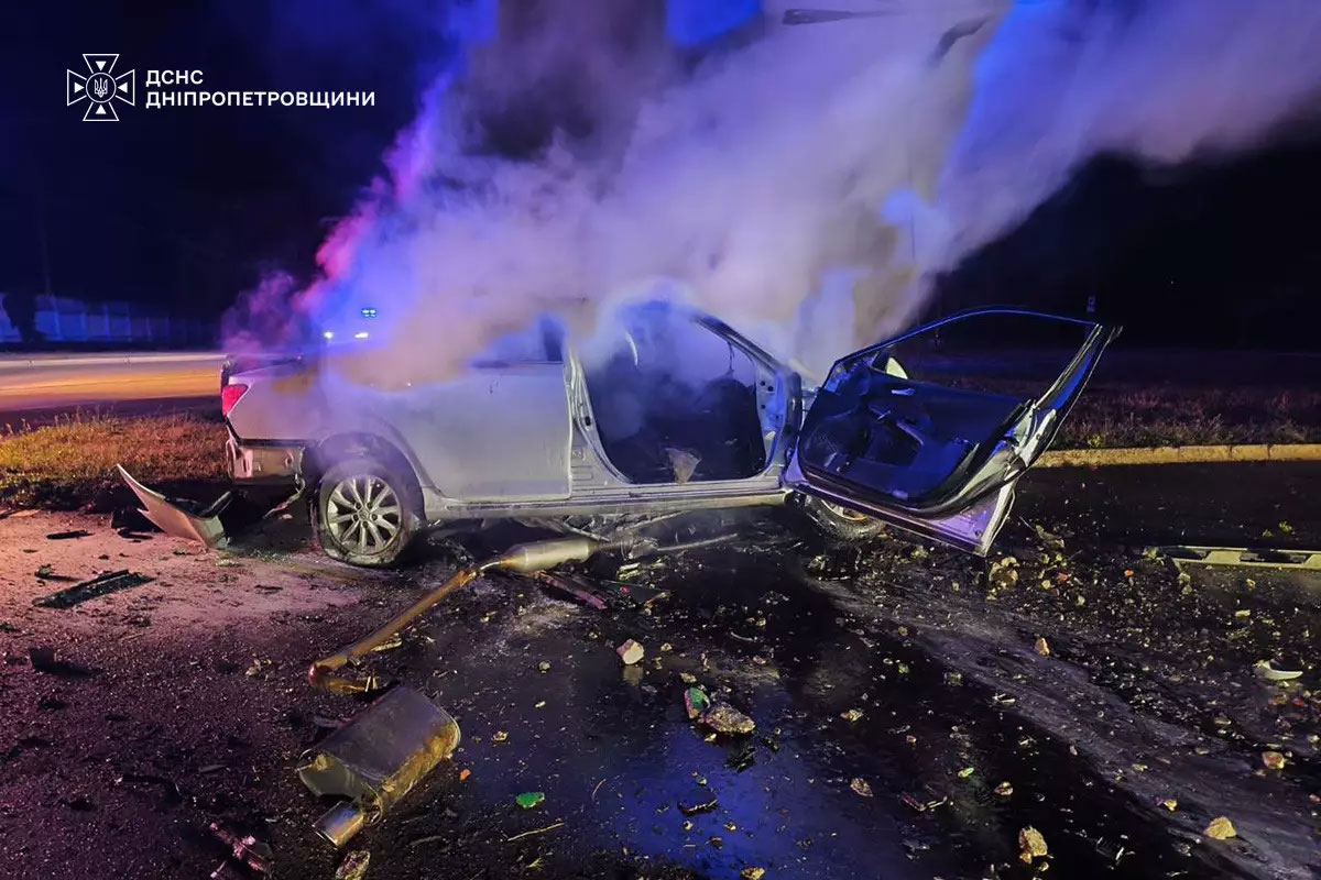 Смертельное ДТП в Кривом Роге: Toyota Camry врезалась в дерево, погибли два человека Смертельное ДТП в Кривом Роге: Toyota Camry врезалась в дерево, погибли два человека