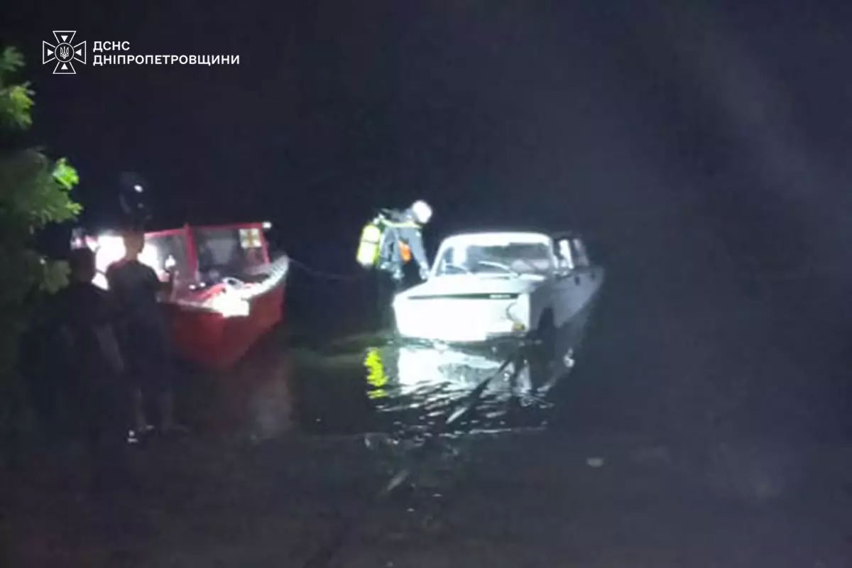 Автомобиль с погибшим водителем достали из реки в Новокодацком районе города Днепр Автомобиль с погибшим водителем достали из реки в Новокодацком районе города Днепр