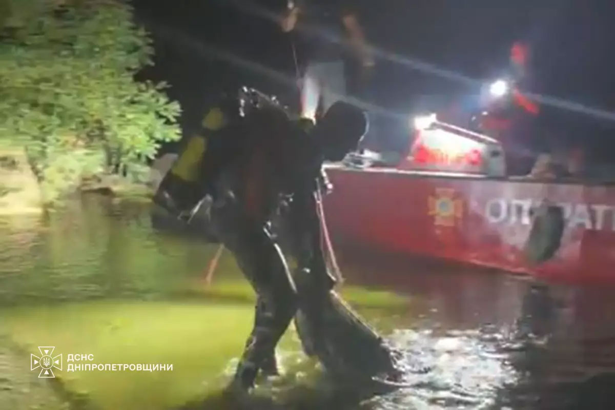 Автомобиль с погибшим водителем достали из реки в Новокодацком районе города Днепр Автомобиль с погибшим водителем достали из реки в Новокодацком районе города Днепр