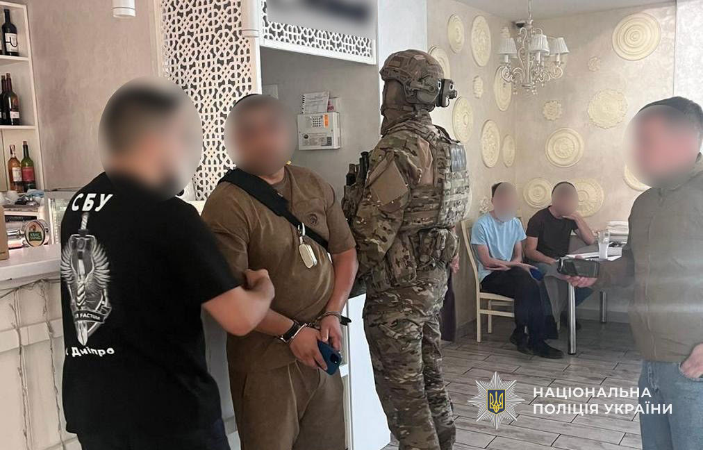 В Днепре мужчину задержали при получении $2 тысяч: следствие говорит о вымогательстве В Днепре мужчину задержали при получении $2 тысяч: следствие говорит о вымогательстве