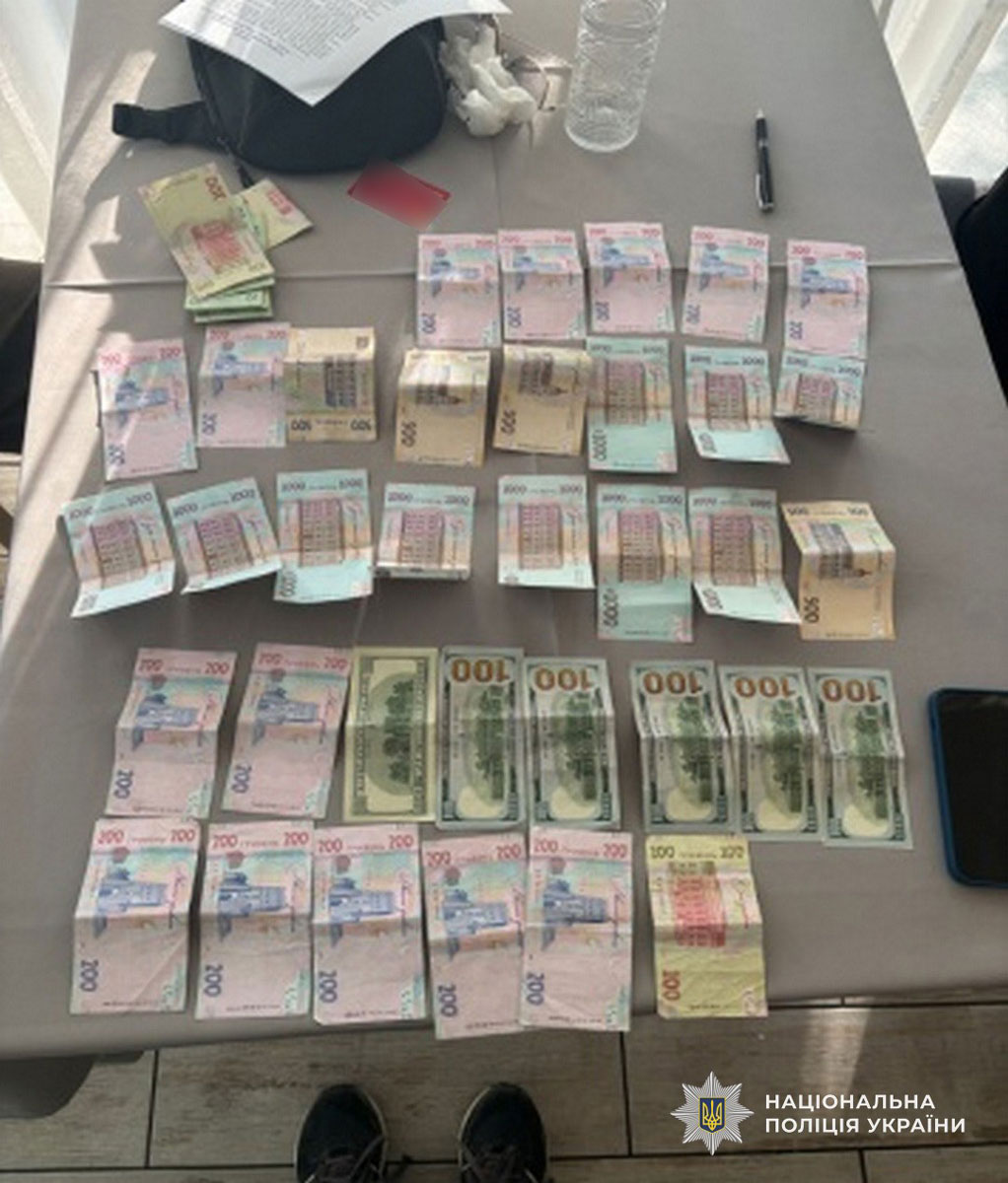 В Днепре мужчину задержали при получении $2 тысяч: следствие говорит о вымогательстве В Днепре мужчину задержали при получении $2 тысяч: следствие говорит о вымогательстве